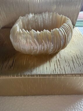 Unbranded shell stretch bracelet. 3” diameter